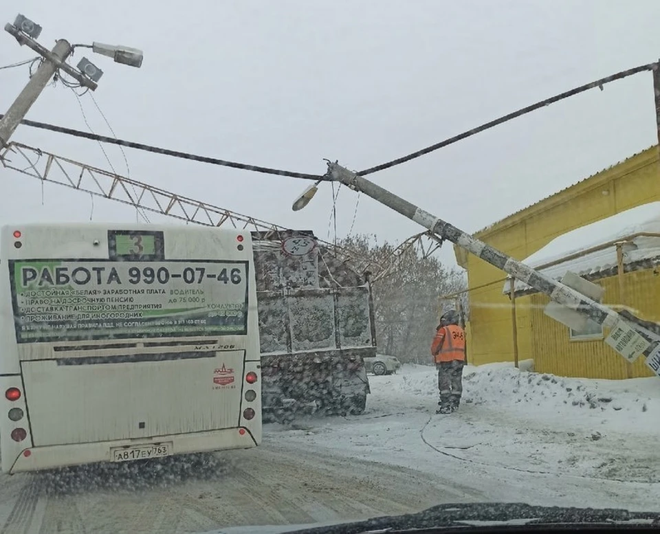 Грузовик снес газопровод в Самаре. Фото - группа "ЧП Самара Тольятти"