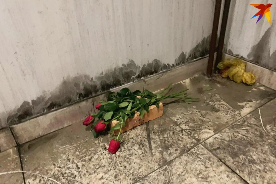 Розы на месте трагедии