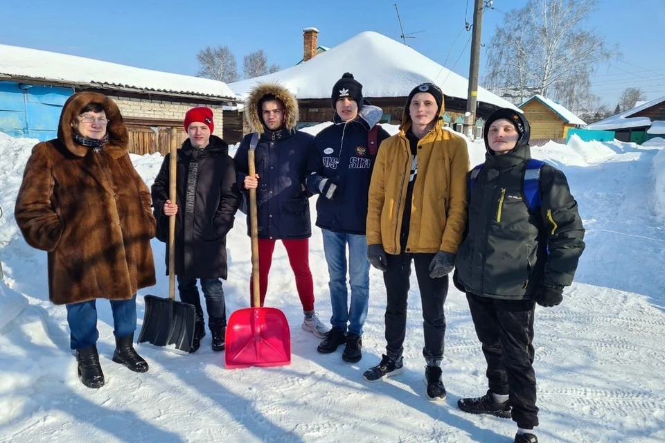 Ребята на добровольной основе помогают чистить снег пенсионерам. Фото: Евгений Кочкин