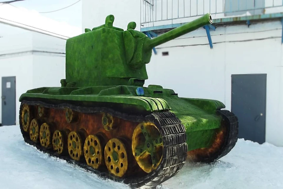 Осужденные ИК-6 из снега построили макет боевого танка времен Великой Отечественной войны. Фото: УФСИН России по Кировской области.