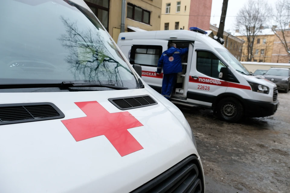 Женщина и мальчик, который пытался убить мужчина в Петербурге, находятся в больницах