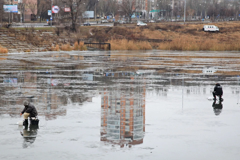 Рыбаки продолжают выходить на подтаявший лед. Фото: МЧС ДНР