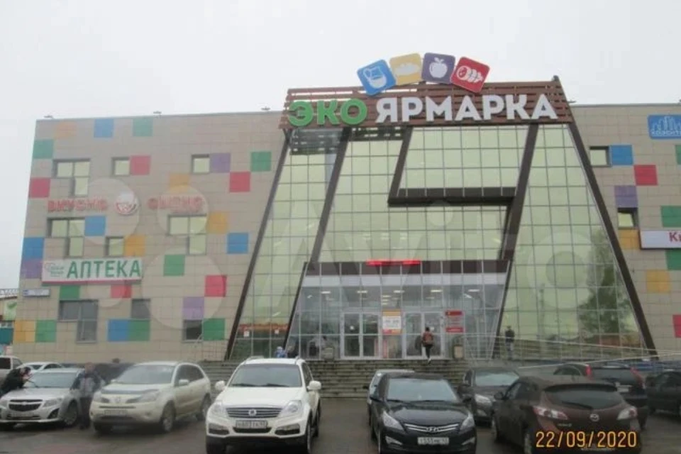Покупателю предлагают здание рынка, два подвала и антресольный этаж с фудкортом. Фото: avito.ru