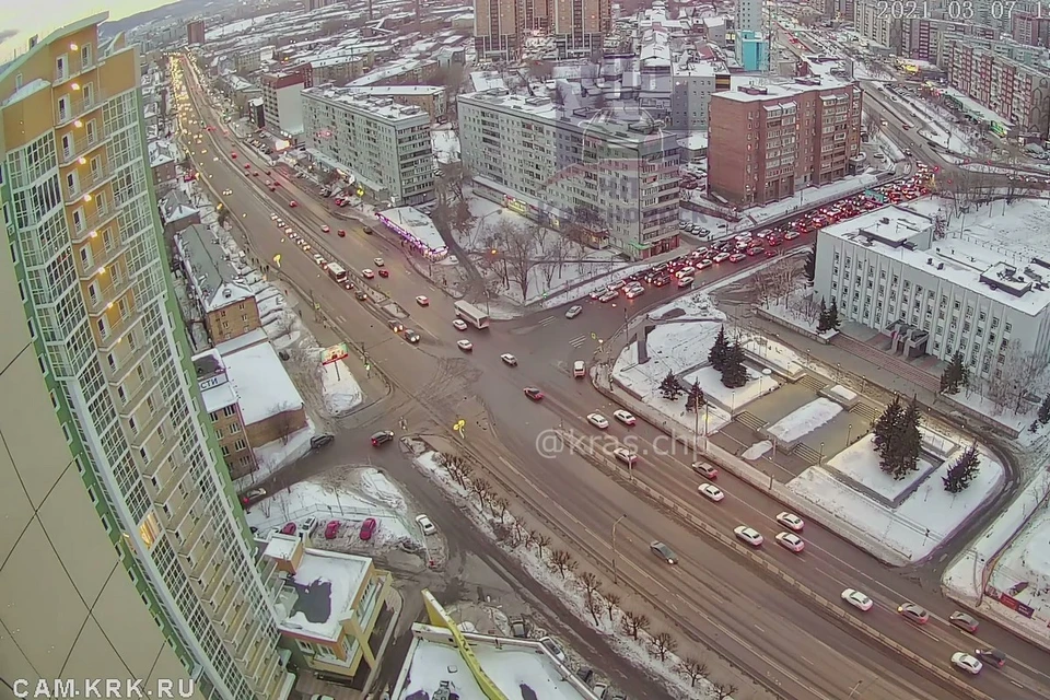 В Красноярске вилявший автомобиль вылетел на автобусную остановку. Стоп-кадр видео