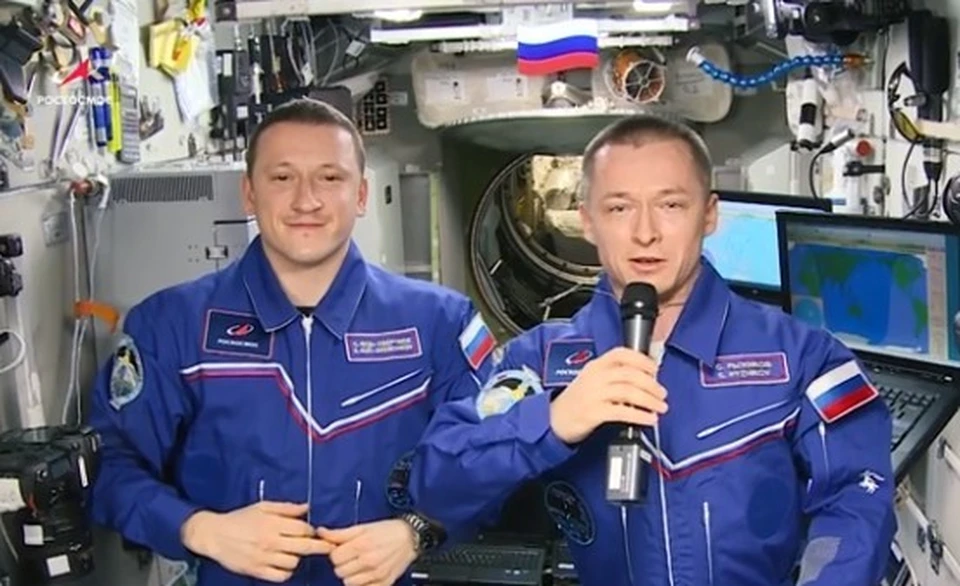 Российские космонавты с борта МКС поздравили женщин с праздником