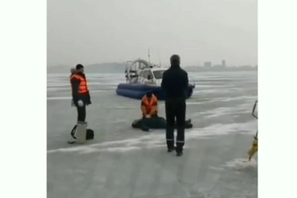Рыбака спасают в Приморье