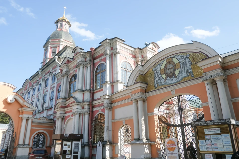В РПЦ сдержанно прокомментировали "явление" Иоанна Кронштадтского в лавре.