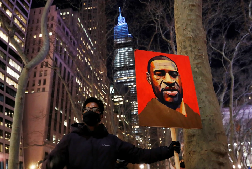 Участник пикета с портретом Флойда в Нью-Йорке.