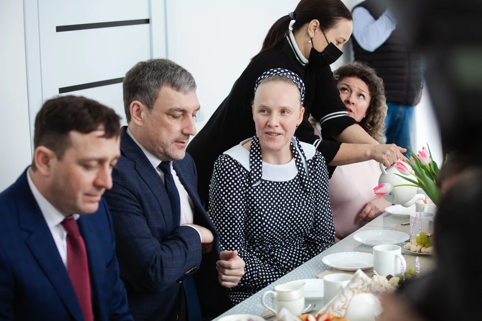 Губернатор Василий Орлов и Агрипина Ануфриев Егорофф на открытии сыроварни в селе Волково. Фото: пресс-служба правительства Амурской области.