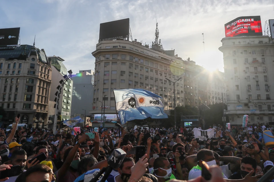 В Буэнос-Айресе сотни фанатов вышли на митинг с требованием расследовать смерть Диего Марадоны