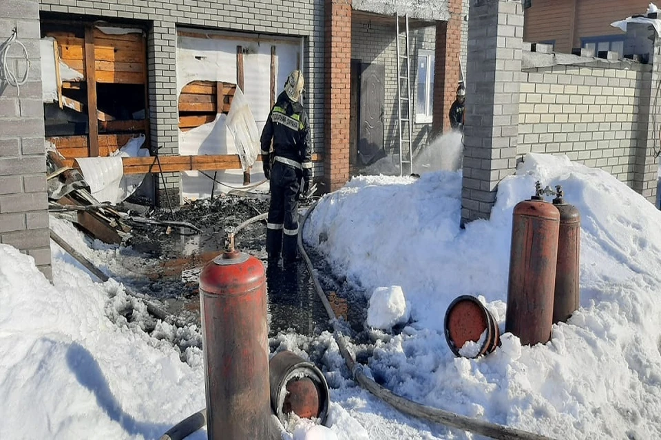 В Новосибирске пожарные вынесли из огня баллоны с газом. Фото: ГУ МЧС по Новосибирской области.