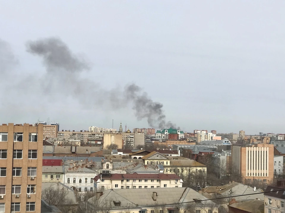 В Астрахани на улице Дорожная горит 240 квадратных метров камыша