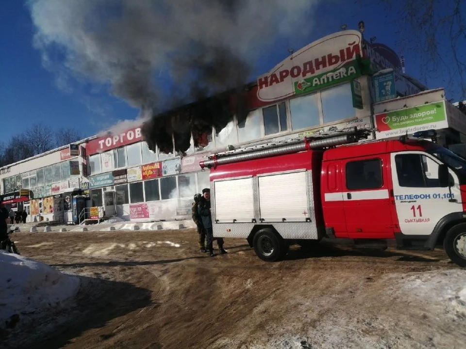 Огнем оказался охвачен второй этаж ТЦ "Народный".