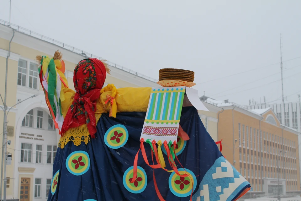 На сыктывкарской центральной площади шумела ярмарка, стояли чучела, работала выставка автомобилей и спецтехники.