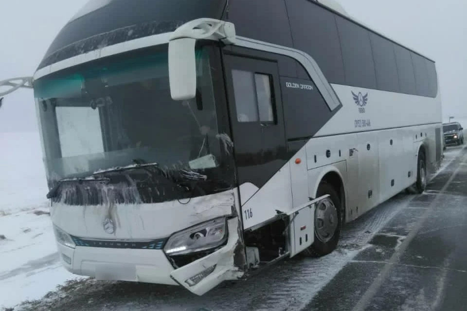 Рейсовый автобус столкнулся с Тойотой на трассе в Усольском районе