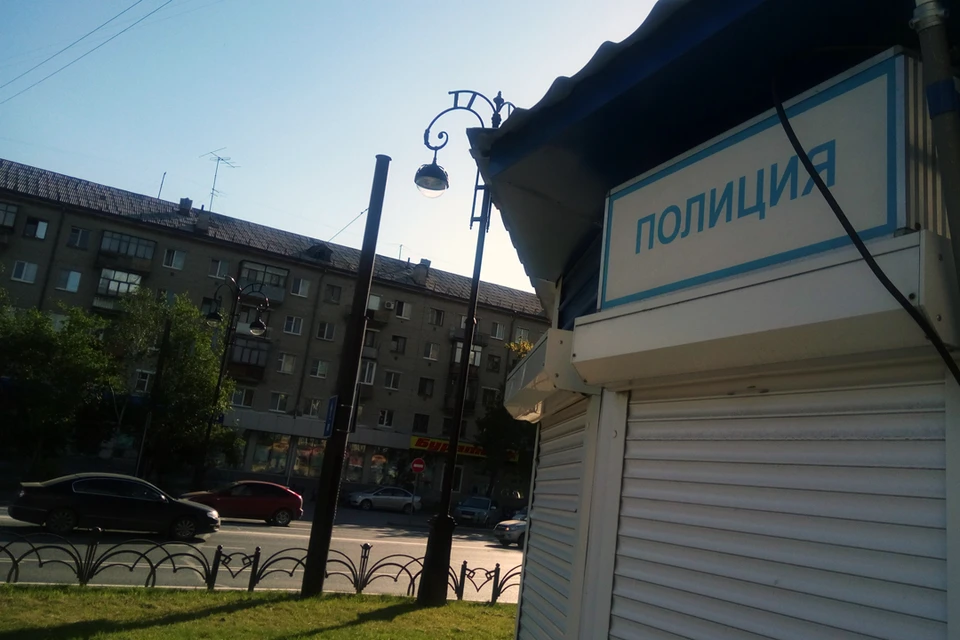В Тюмени хозяин квартиры пырнул ножом гостью и убежал, оставив ее с женой.