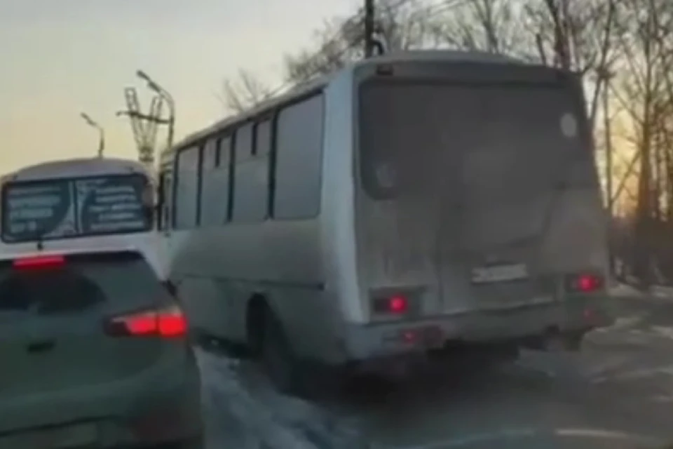 Водитель автобуса из Иркутска объезжал пробку по тротуару