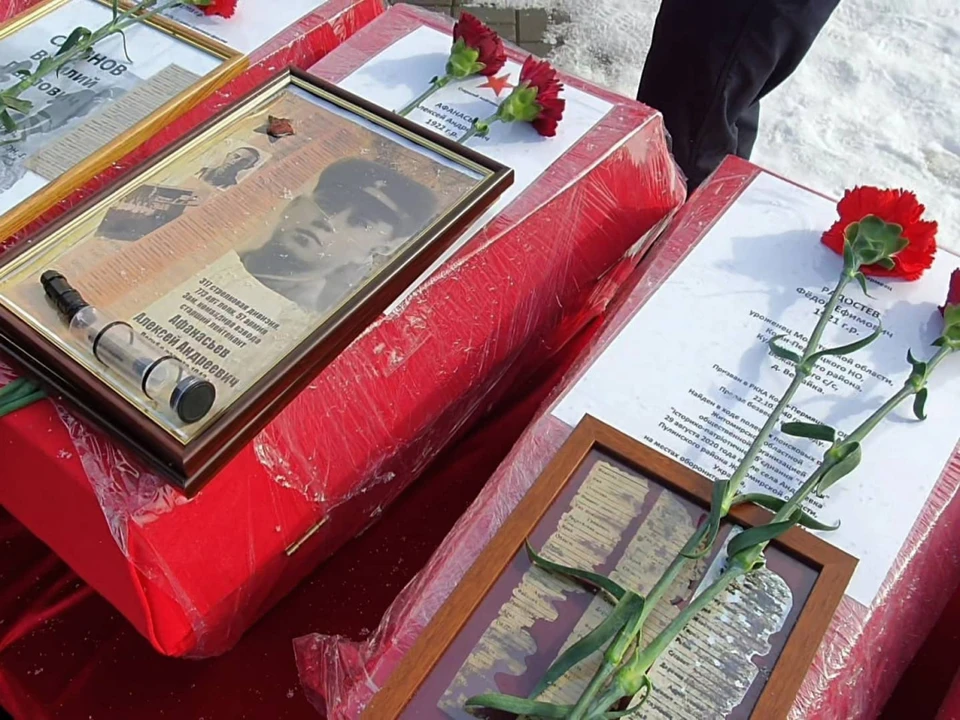 Останки погибших бойцов и командиров передавали родственникам в Подмосковье, на федеральном воинском кладбище. Фото: краевое правительство.