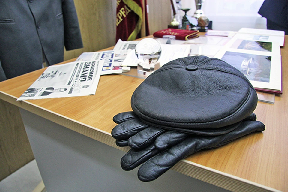 Узнаваемая многими кепка, перчатки, рабочий костюм, ежедневник с пометками, известная коллекция масок, спортивные кубки... Фото: пресс-служба мэрии Воркуты.