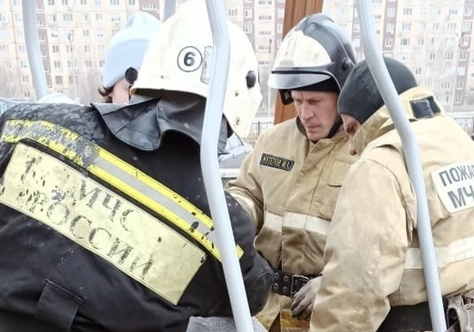 Спасатели спилили переднюю часть перегородки на качелях, и беспрепятственно освободили девочку. 31.mchs.gov.ru.