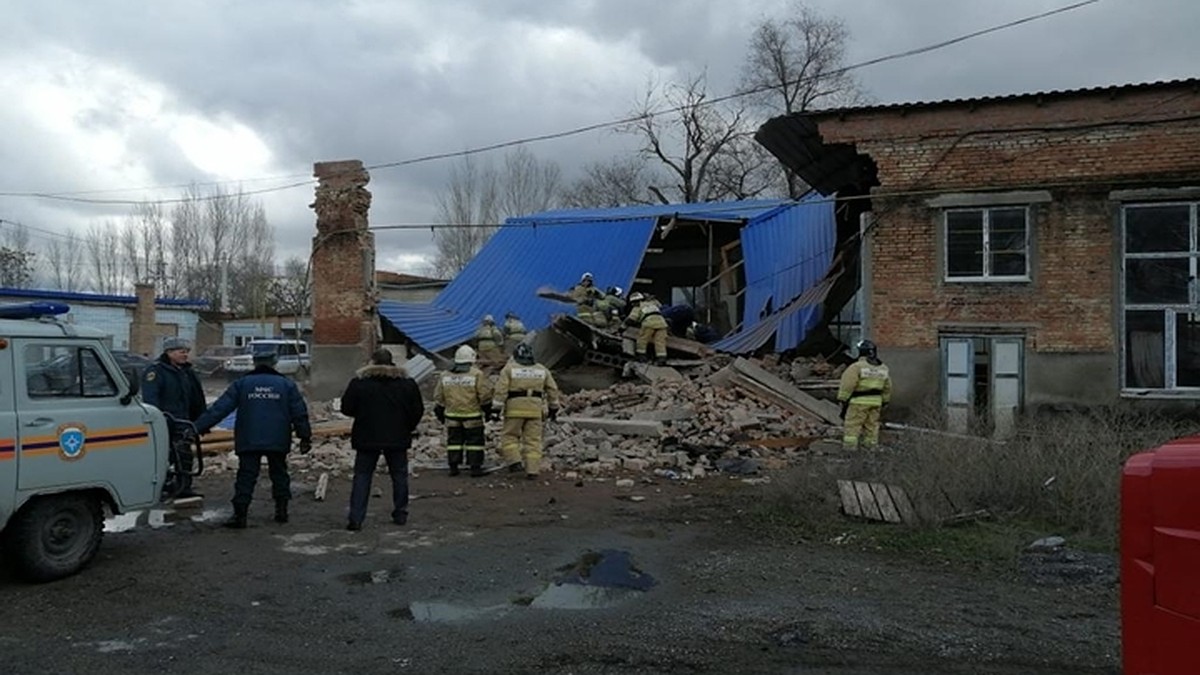 Стена здания обрушилась в Сальске: погибли два человека - KP.RU