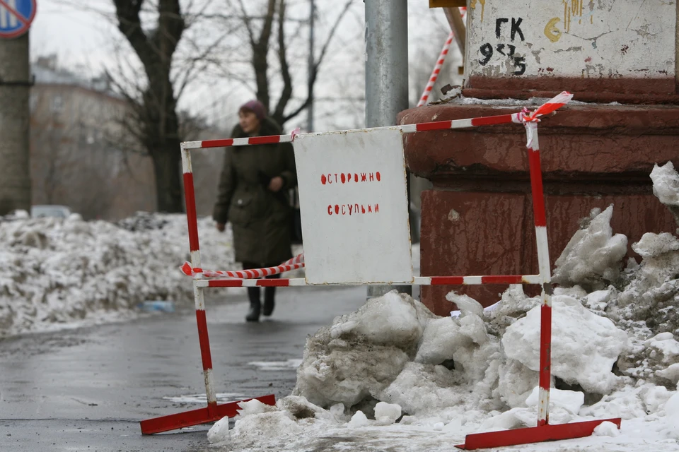Из-за перепадов температуры на крышах домов снова вырастут сосульки. Весной лучше чаще смотреть не только под ноги, но и наверх.