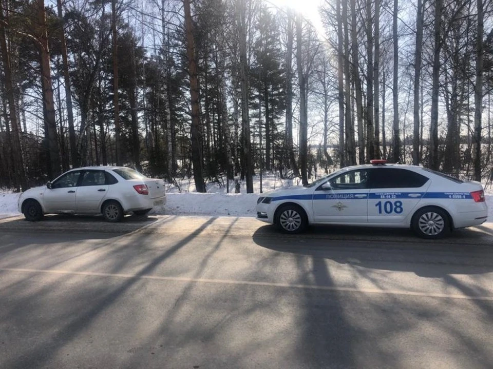 Чтобы вновь получить право управления автомобилем, самому инструктору потом предстоит сдать теоретический экзамен. Фото взято в соцсетях УМВД России по Томской области.