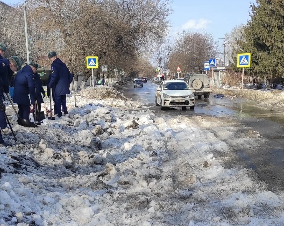 Приказ генерала: рязанские десантники забросали дорогу грудами снега. Фото: ПУВР.