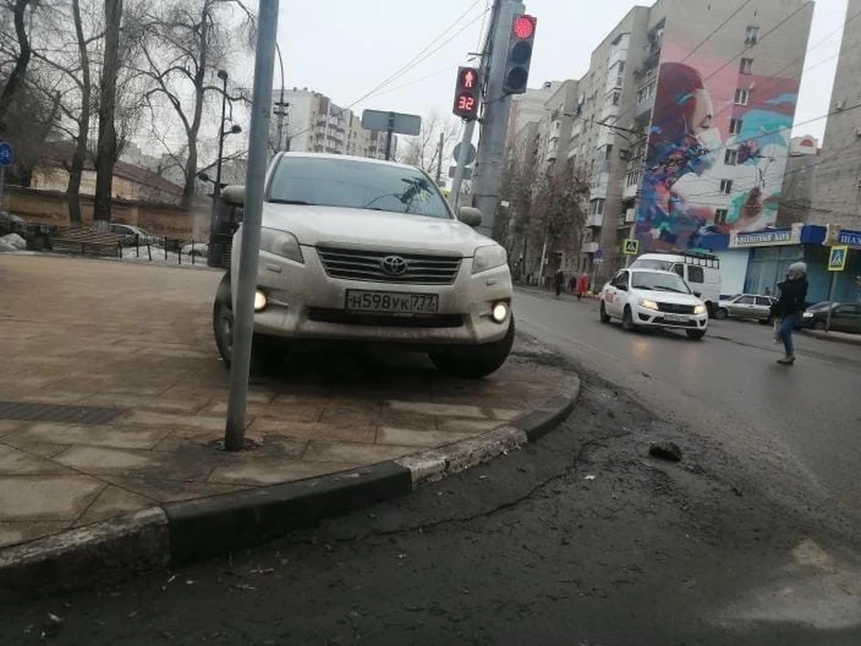 Автомобиль встал на пересечении улиц Советская и Рахова. Фото группы "ЧП Саратов"