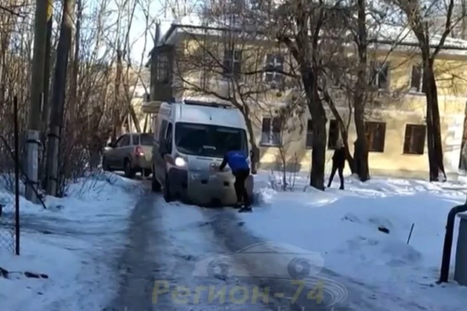 Медики везли везли пациентку из больницы домой. Фото: vk.com/«Регион-74 | Челябинск»
