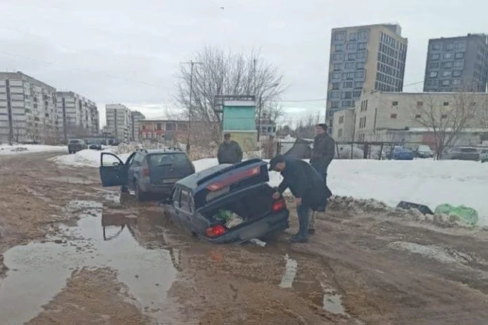 Машины тонут в ярославских лужах. Фото: "Ярославль Live"
