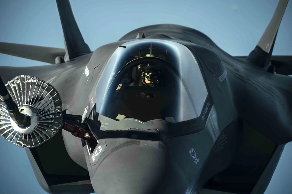 Американский истребитель F-35B выстрелил в себя из пушки