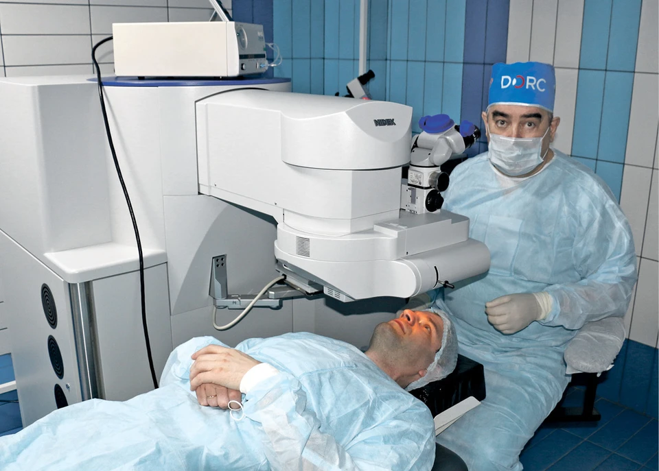 Асилий Люткевич проводит операцию на эксимерном лазере EC-5000 NAVEX Quest M2