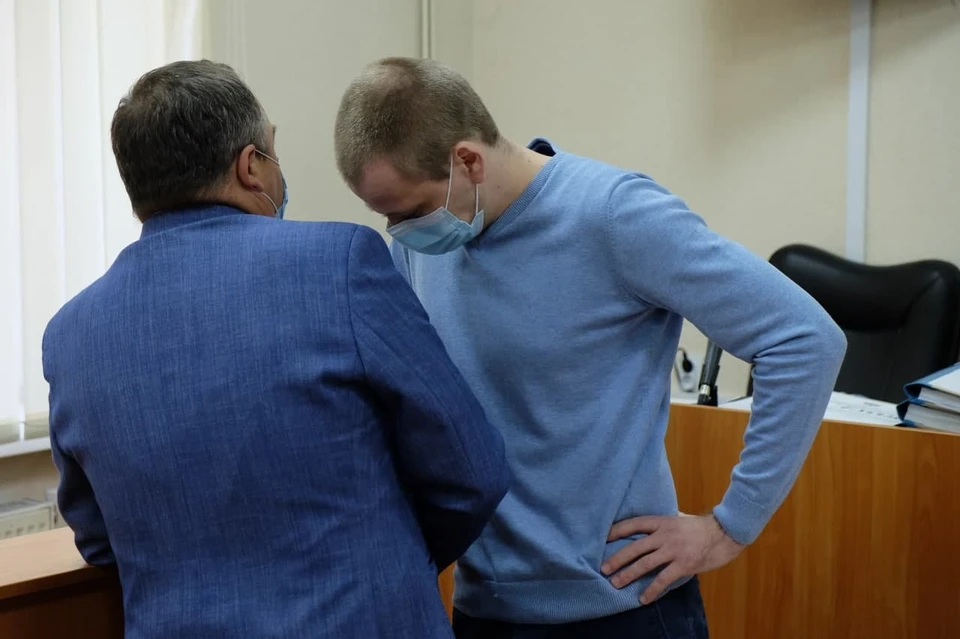 Николай Плебух (на фото с адвокатом) получил 2 года и 6 месяцев колонии общего режима.