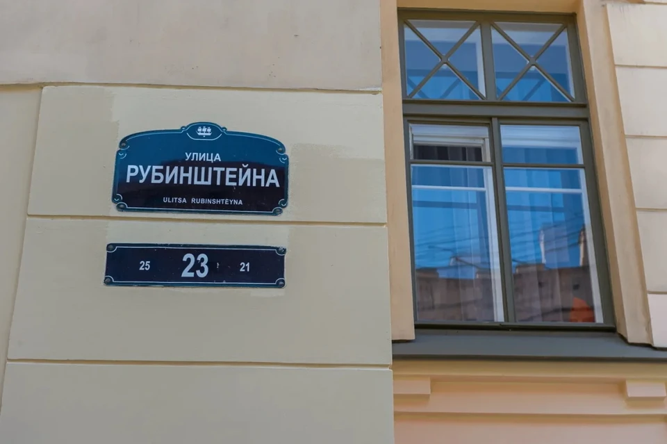 "КП" узнала, как выглядит коммуналка Сергея Довлатова, которую выставили на продажу за 200 млн рублей.