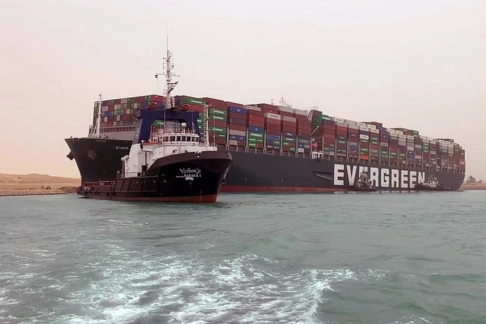 Огромный контейнеровоз Ever Given сел на мель в Суэцком канале 23 марта