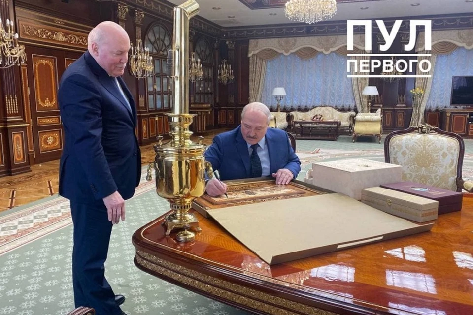 Мезенцев принес Лукашенко в подарок золоченый самовар. Фото: телеграм-канал "Пул Первого".