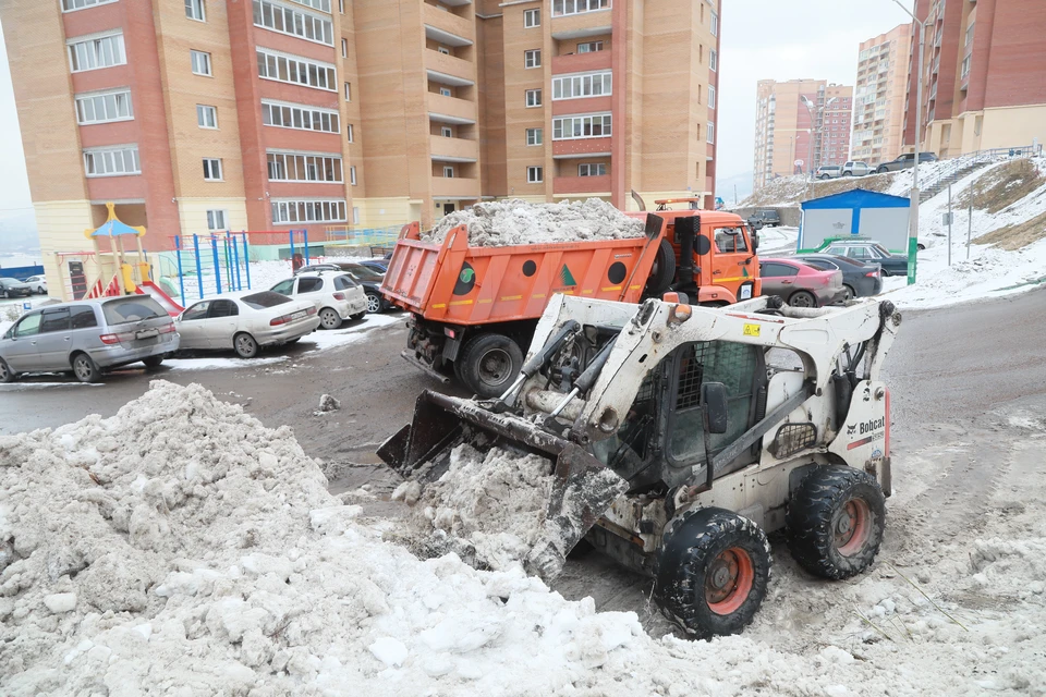Уборка снега во дворах
