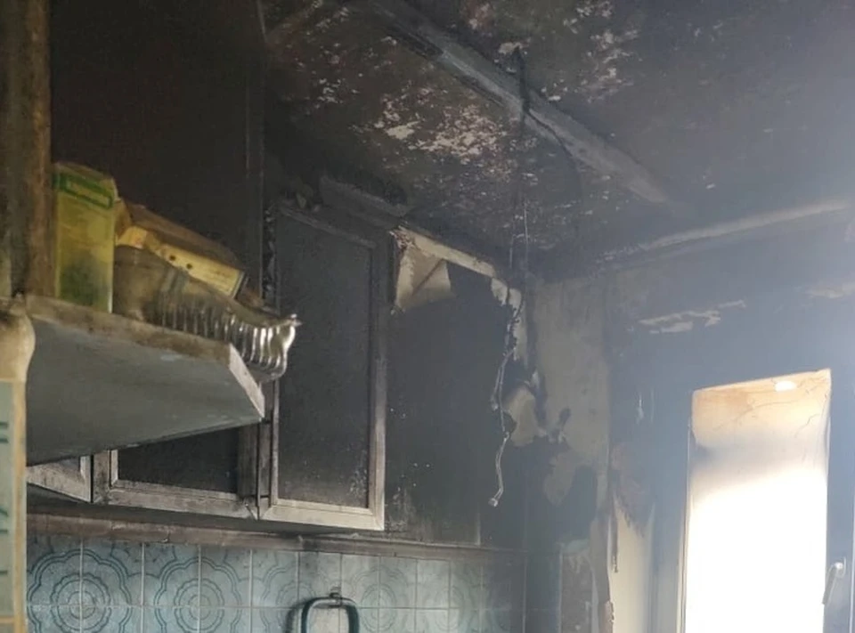 Спасатели спасли одного человека и троих эвакуировали