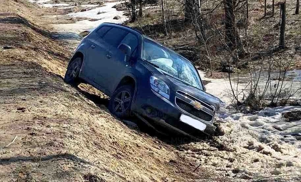 "Шевроле" оказался в кювете.