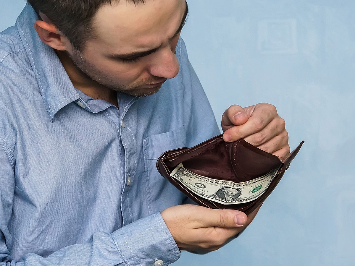 Влез в долги что делать. Женщина в долгах. Тяжелые деньги. Стресс из за денег. Долги.