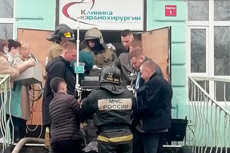 Пока кардиохирурги в Благовещенске оперировали пациента, пожарные заслоняли их от пламени