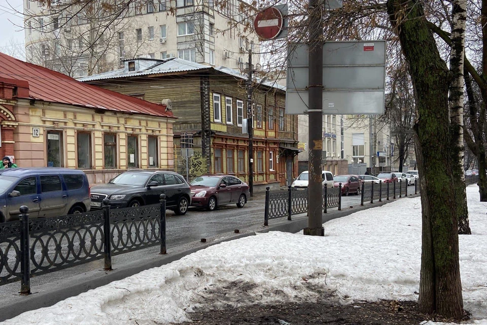 За несколько месяцев в разных местах сквера исчезло уже больше десятка секций