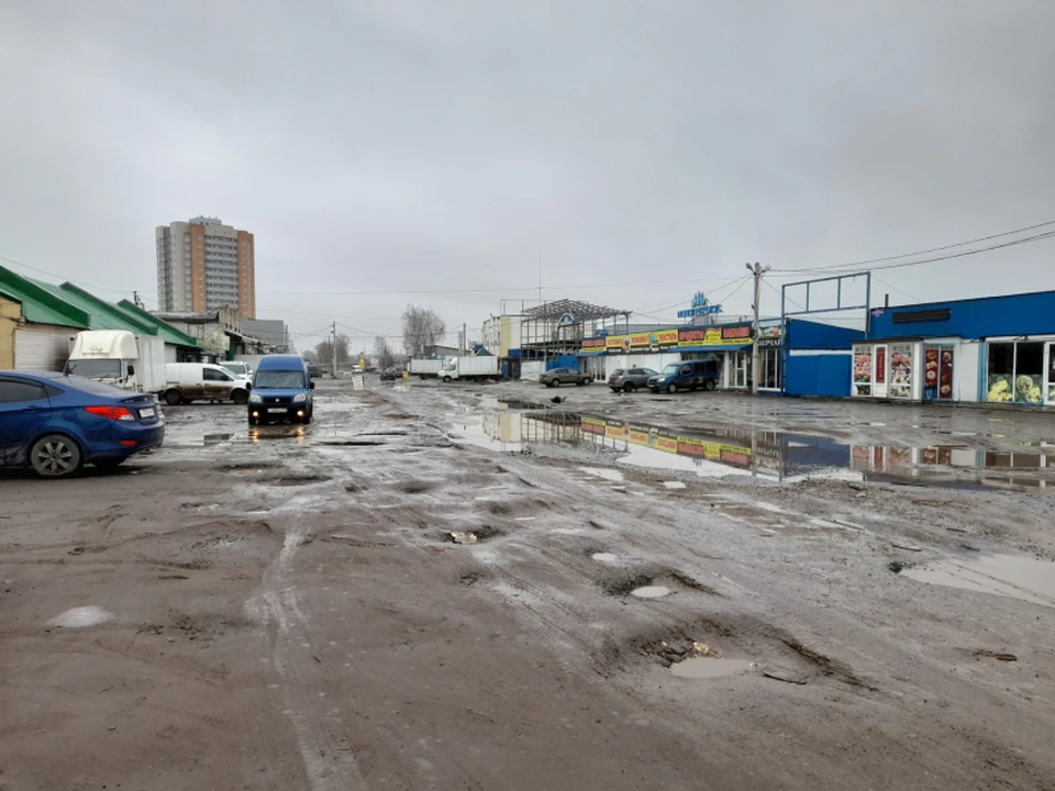 Активисты Народного фронта измерили ямы на Коминтерна Фото: onf.ru
