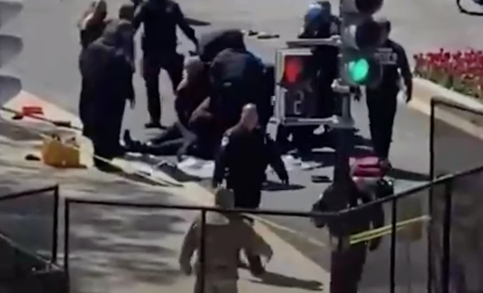Умер офицер полиции, получивший ранение при попытке тарана заграждения у Капитолия. Фото: скриншот видео.