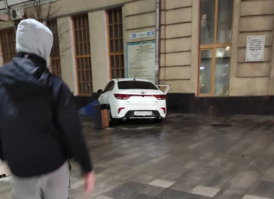 Автомобиль врезался в здание, расположенное в центре Ростова. Фото: соцсети