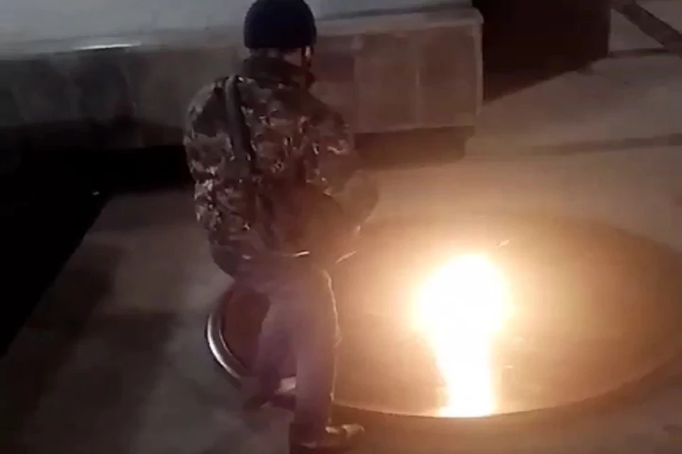 Новосибирец в камуфляже разорил чашу Вечного огня в Новосибирске. Фото: стоп-кадр.