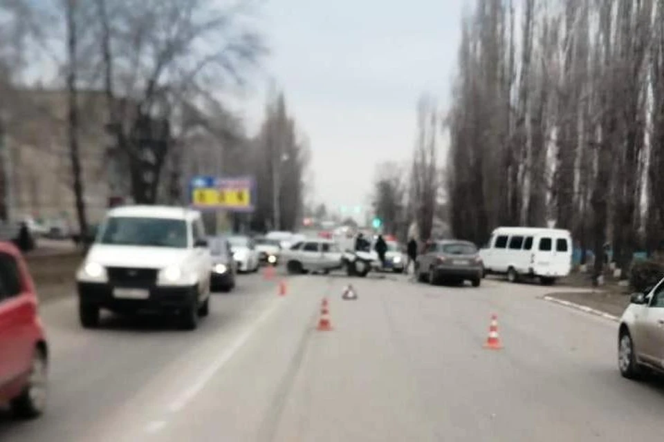 В Липецкой области столкнулись "Ниссан" и "ВАЗ": есть пострадавший