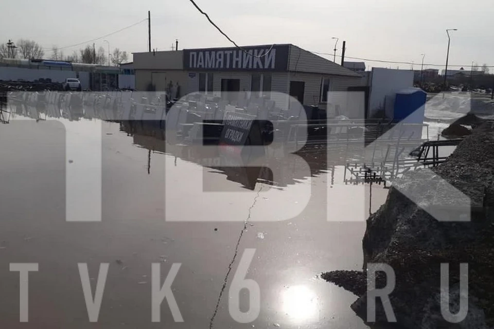 В Красноярске талыми водами затопило кладбище. Фото: "ТВК Красноярск"