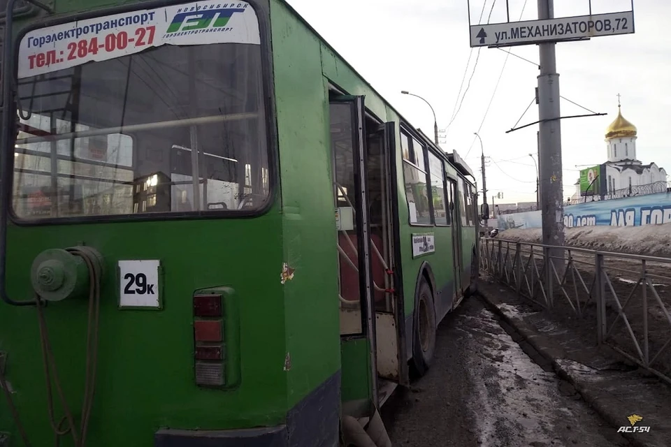 В Новосибирске у троллейбуса отказали тормоза. Фото: "АСТ - 54".